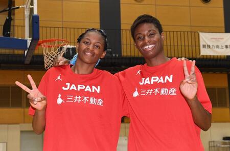 　ポーズを決める馬瓜エブリン（右）とステファニー姉妹＝２０２４年６月