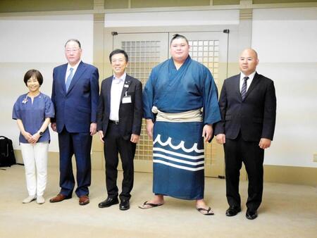 　表敬訪問を行った（左から）名古屋市の杉野みどり副市長、出羽海親方、名古屋市の広沢一郎市長、大の里、千賀ノ浦親方