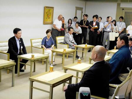 　大の里らと歓談する広沢一郎市長（左）