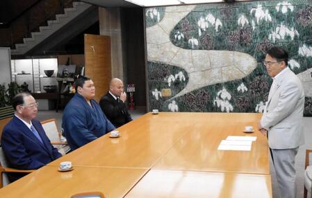 　大村秀章知事（右）の挨拶を受ける大の里