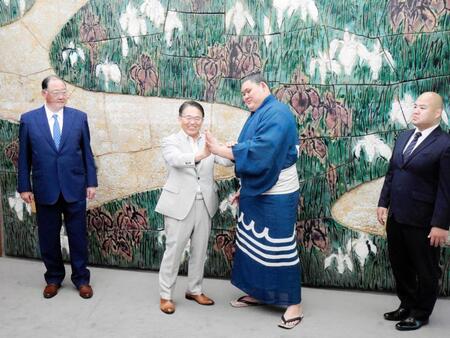 　出羽海親方、大村秀章知事、大の里、千賀ノ浦親方