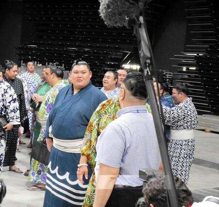 　熊ケ谷親方から館内の説明を受ける豊昇龍（右から２人目）と大の里（同３人目）