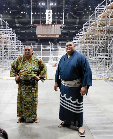 　館内を背にする豊昇龍（左）と大の里