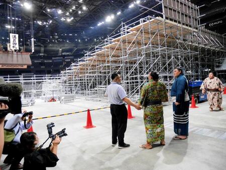 　熊ケ谷親方（中央左）から館内の説明を受ける豊昇龍（左から２人目）と大の里（同３人目）