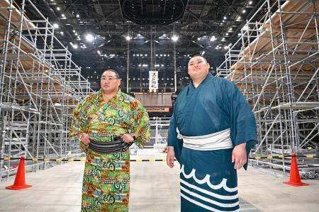 　大相撲名古屋場所の新会場となるＩＧアリーナを見学する新横綱・大の里（右）と横綱・豊昇龍＝１日午後、名古屋市北区