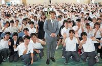 　特別授業を行い、集まった生徒たちと記念写真に納まる阿部一二三（中央）＝撮影・立川洋一郎