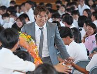 　特別授業を終え、生徒たちとタッチを交わして会場を後にする阿部一二三（撮影・立川洋一郎）