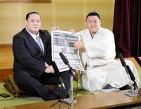 　新入幕会見を行う草野（右）と伊勢ケ浜親方