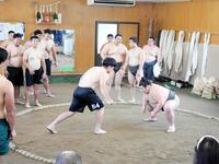 　力士の当たりを受ける学生