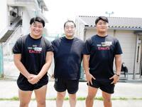 　稽古体験を終えた（左から）鈴木満冴貴さん、安治川親方、板橋琳太郎さん