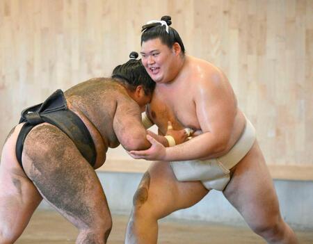 　稽古で汗を流す大の里