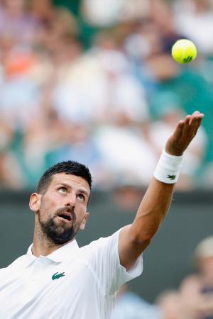 　男子シングルス１回戦でプレーするノバク・ジョコビッチ＝ウィンブルドン（共同）