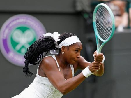 　女子シングルス１回戦でプレーするコリ・ガウフ＝ウィンブルドン（共同）