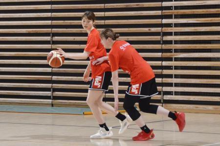 　練習で動きを確認する今野（左）＝東京都江東区