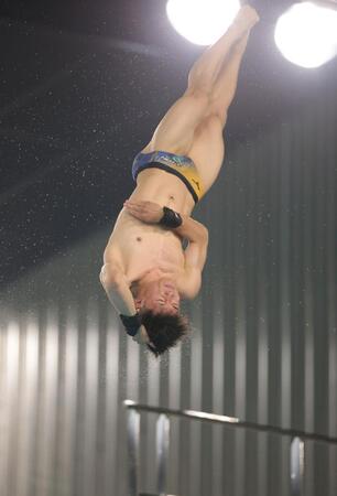 　繰り返し飛び込みの練習を行う玉井陸斗（撮影・坂部計介）