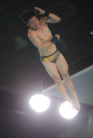 　繰り返し飛び込みの練習を行う玉井陸斗（撮影・坂部計介）