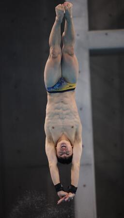 　繰り返し飛び込みの練習を行う玉井陸斗（撮影・坂部計介）