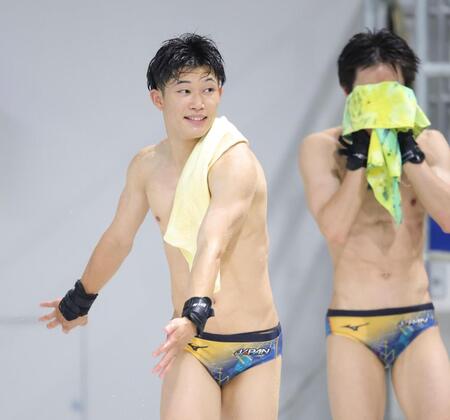 　練習中、笑顔を見せる玉井陸斗（左）＝撮影・坂部計介