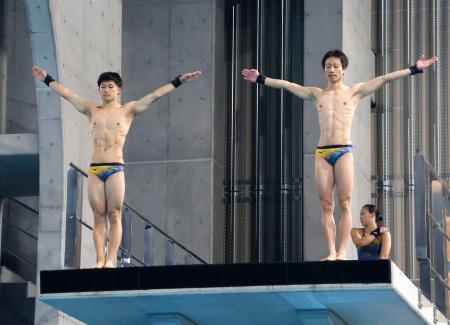 　男子シンクロ高飛び込みの練習をする玉井陸斗（左）と大久保柊＝滋賀県草津市