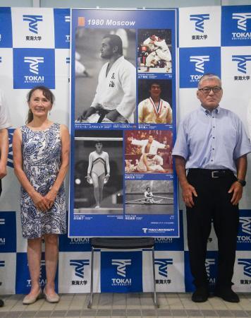 　東海大が設けた１９８０年モスクワ五輪代表だった同大出身者の紹介パネル。左は赤羽綾子さん＝２日、神奈川県平塚市
