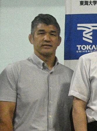 　新日本プロレス入団を表明したウルフ・アロンにエールを送った柔道日本男子の井上康生前監督＝２日、神奈川県平塚市