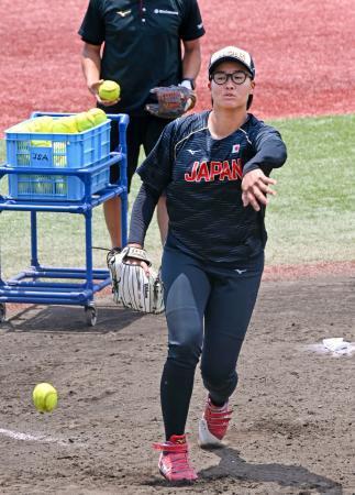 　ソフトボール女子日本代表の合宿で、打撃投手も務める後藤＝群馬県高崎市