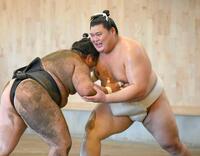 　稽古で汗を流す大の里