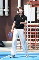 　笑顔でピックルボールに挑戦する狩野舞子さん（撮影・金田祐二）