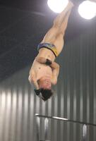 　繰り返し飛び込みの練習を行う玉井陸斗（撮影・坂部計介）