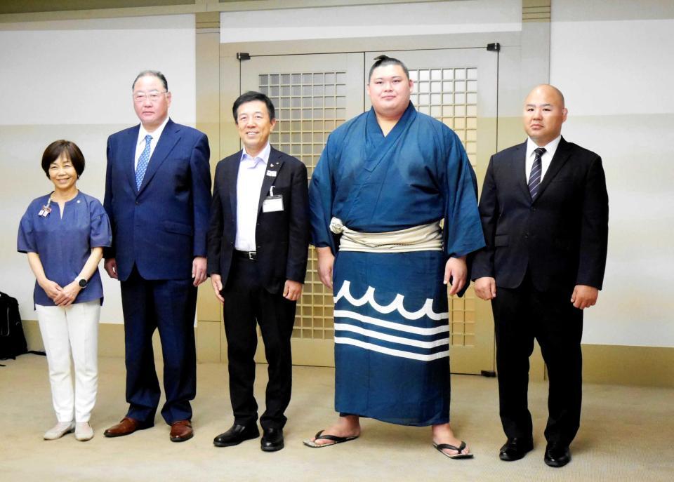 　表敬訪問を行った（左から）名古屋市広沢市長、大の里、千賀ノ浦親方