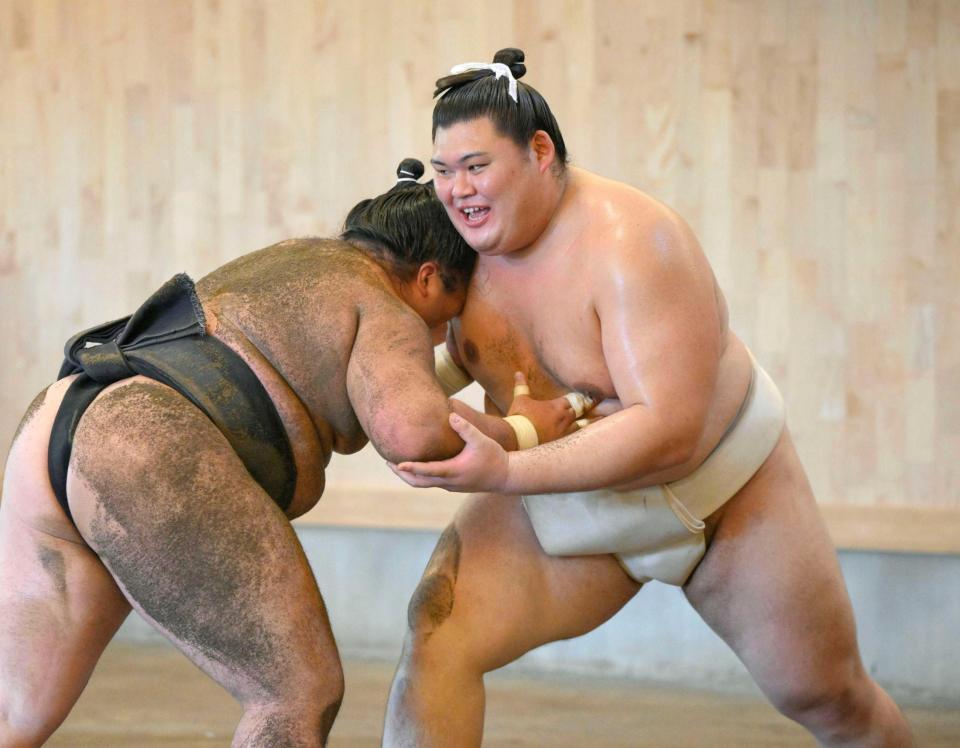 　稽古で汗を流す大の里