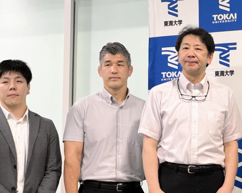 　東海大のイベントに出席した井上康生氏（中央）