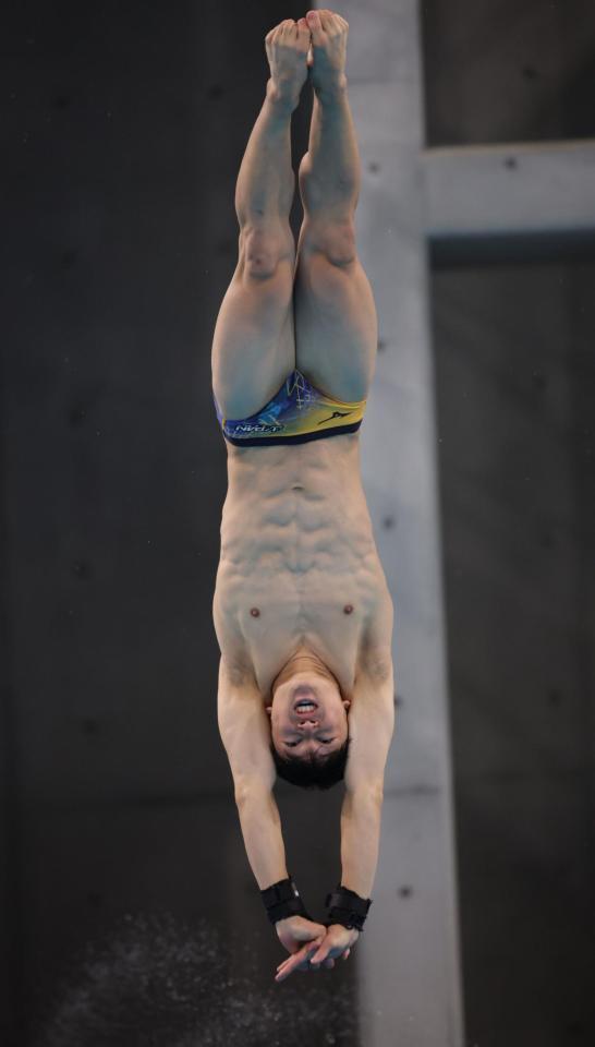 　繰り返し飛び込みの練習を行う玉井陸斗（撮影・坂部計介）