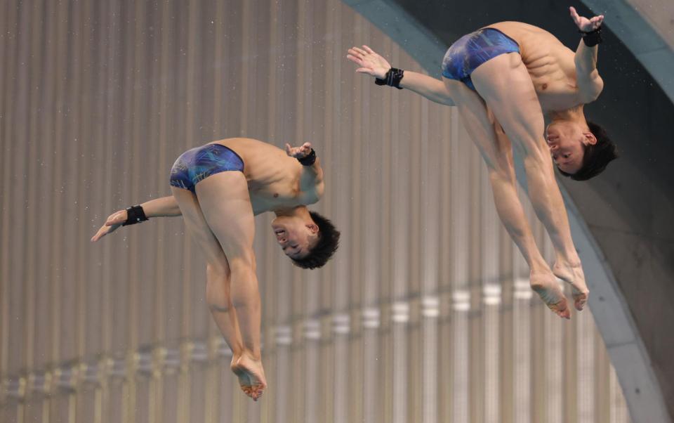 　ペアで飛び込みの練習をする玉井陸斗（左）＝撮影・坂部計介