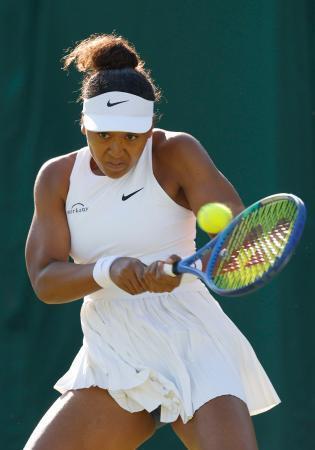 　女子シングルス２回戦でプレーする大坂なおみ＝ウィンブルドン（共同）