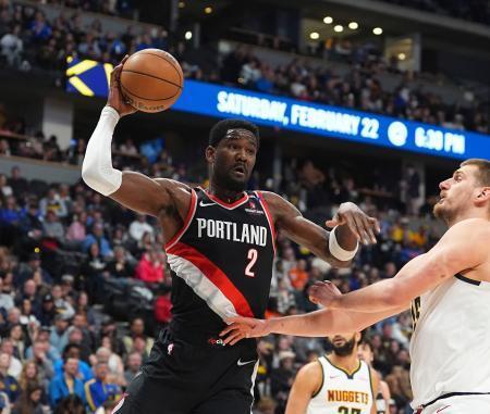 　プレーするトレイルブレーザーズのディアンドレ・エイトン＝２月、デンバー（ＡＰ＝共同）
