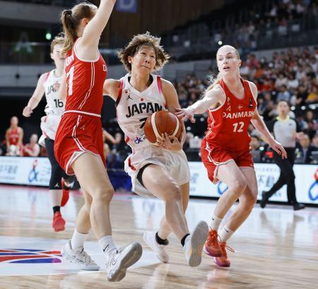 　デンマーク戦の第１クオーター、攻め込む東藤（中央）＝有明アリーナ