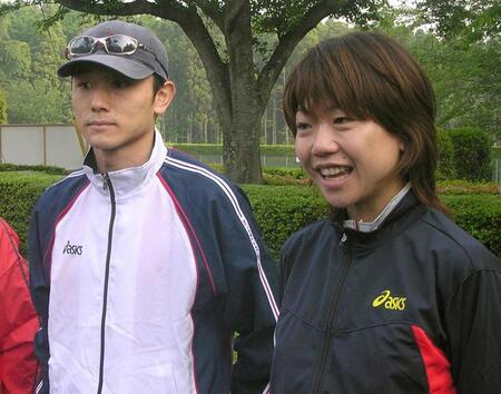 　サポートチーム「チームＱ」のメンバーだった西村孔さん（左）と高橋尚子さん＝０５年６月撮影