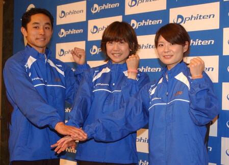 　０５年６月、新たなスタートを切った「チームＱ」の（左から）西村孔トレーナー、高橋尚子、調理担当の女性