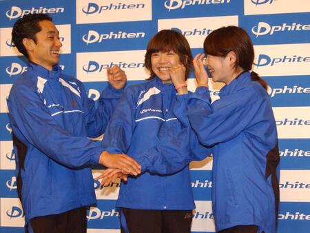 　０５年６月、新たなスタートを切った「チームＱ」の（左から）西村孔トレーナー、高橋尚子、調理担当者