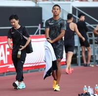 　　練習を終えたサニブラウン・ハキーム（右）＝代表撮影