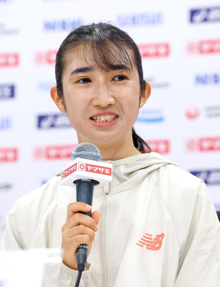 　記者会見する田中希実（代表撮影）