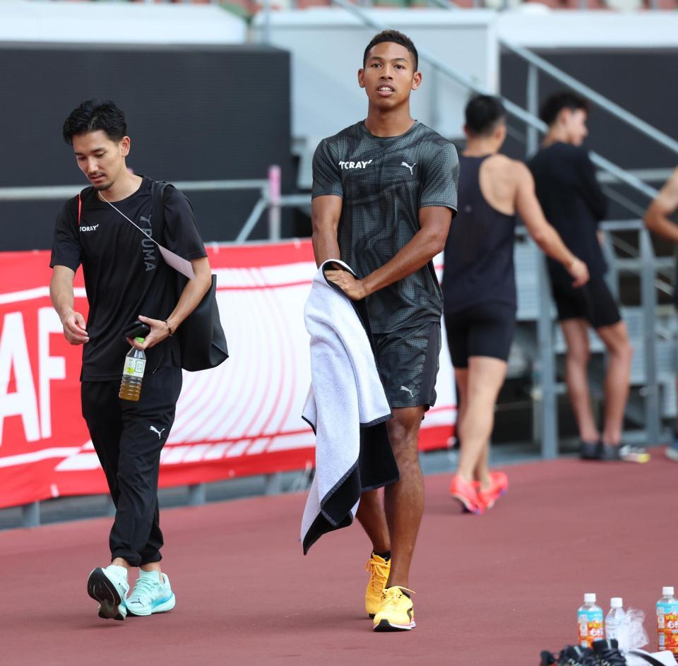 　　練習を終えたサニブラウン・ハキーム（右）＝代表撮影