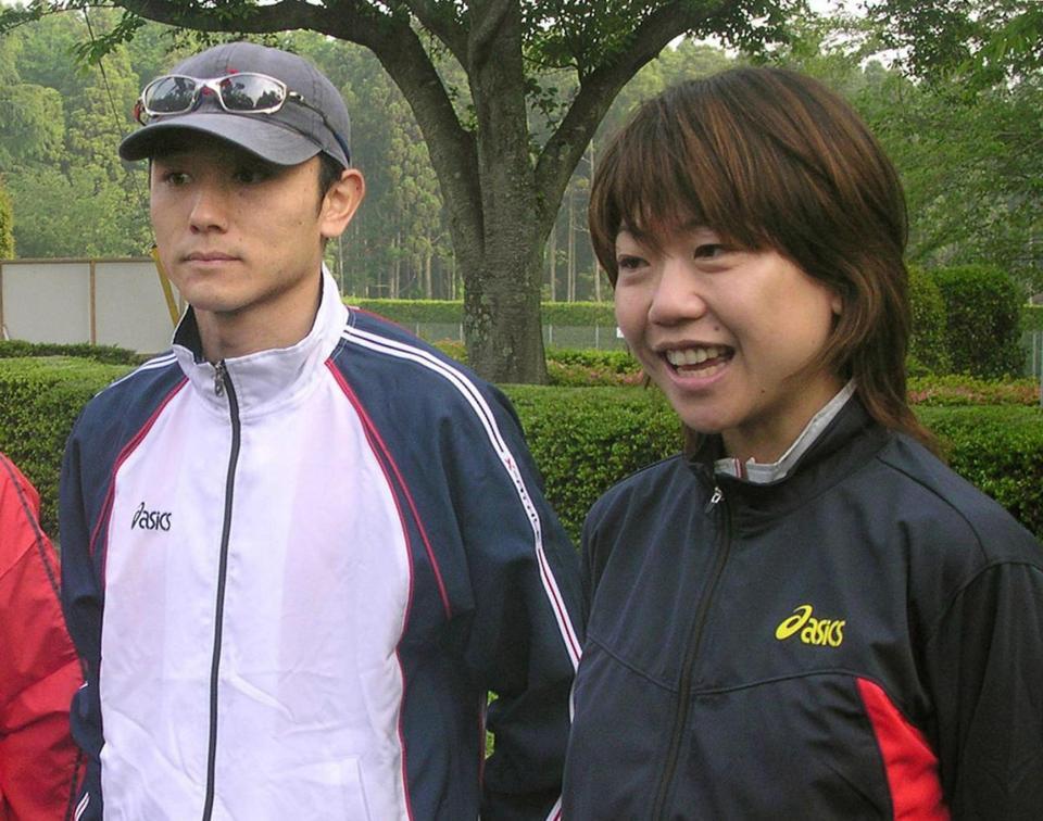 　サポートチーム「チームＱ」のメンバーだった西村孔さん（左）と高橋尚子さん＝０５年６月撮影