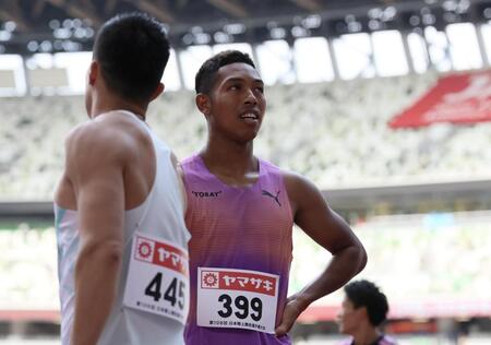 　レースを終え、桐生祥秀（右）と握手するサニブラウン（撮影・石井剣太郎）