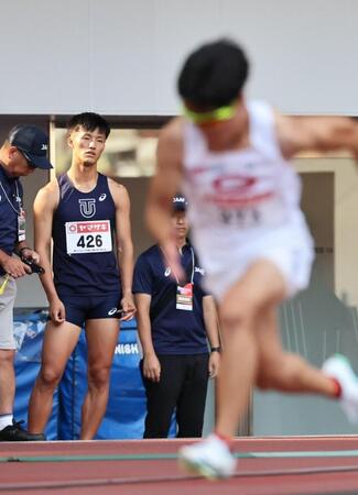 　失格となり厳しい表情でレースを見つめる柳田大輝（左）