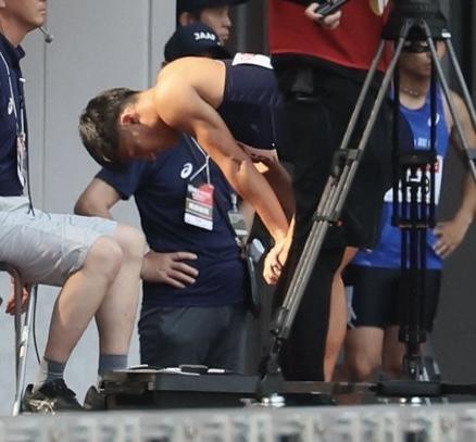 　男子１００ｍ予選で失格となり落胆する柳田大輝（撮影・石井剣太郎）