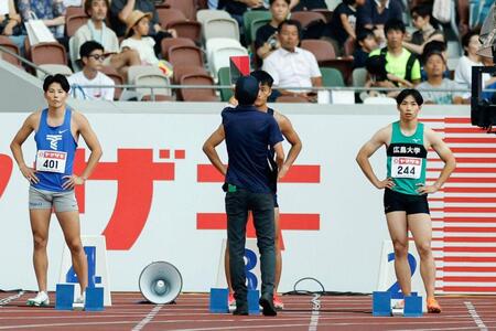 　男子１００メートル予選　不正スタートで失格となった柳田大輝（中央）