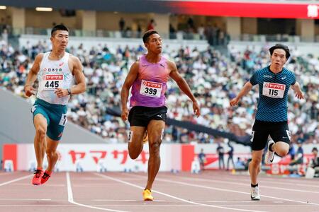 　男子１００メートル予選　ゴールするサニブラウン・ハキーム（中央）。左は桐生祥秀