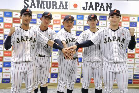 　日米大学野球選手権に臨む日本代表の（左から）松下、立石、堀井監督、伊藤、中西＝４日、東京都内